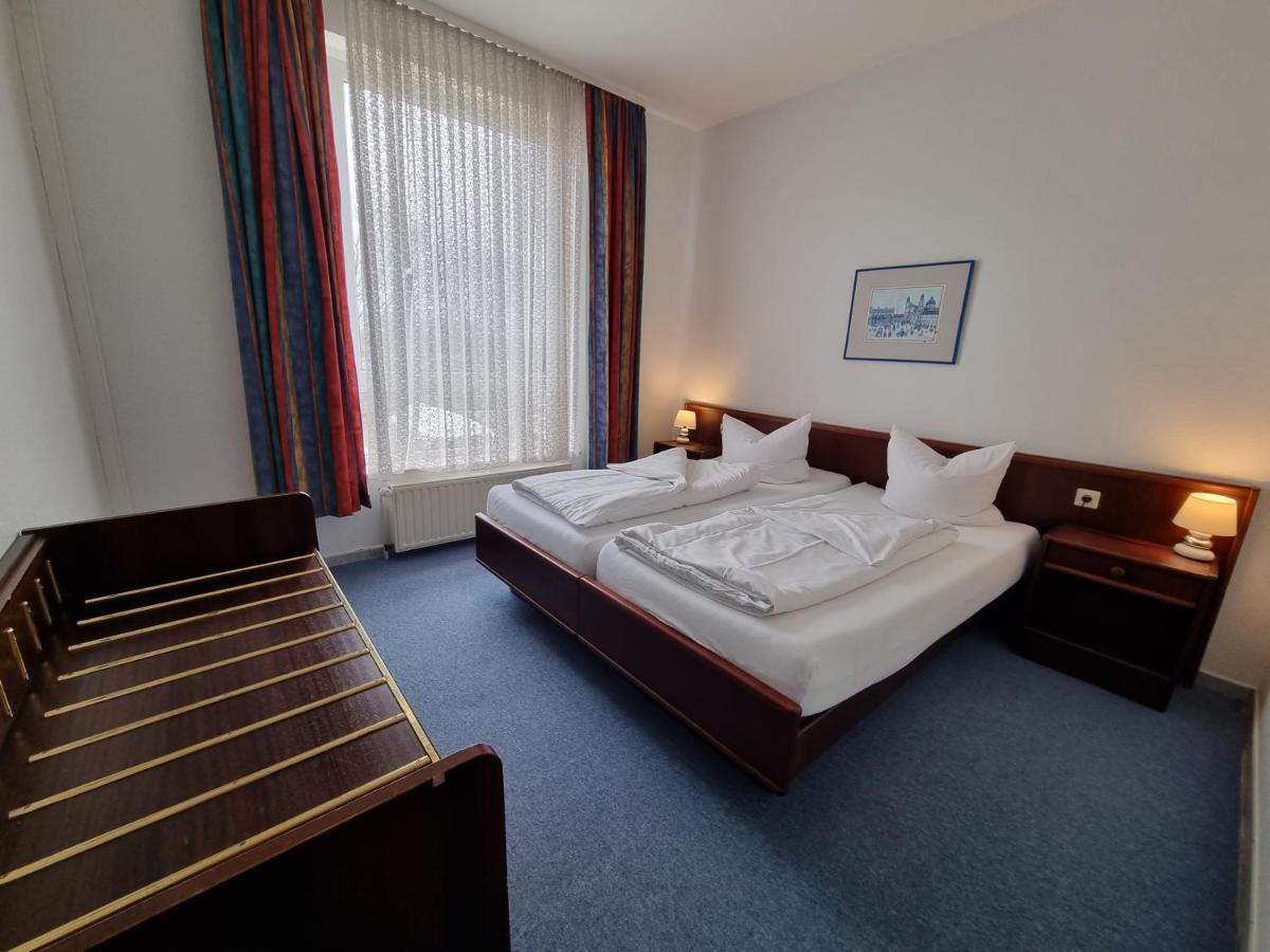 Erbenholz Hotel Laatzen Exteriör bild