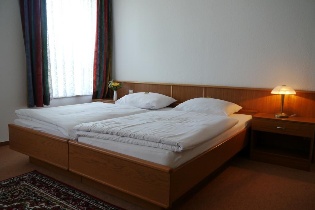 Erbenholz Hotel Laatzen Exteriör bild