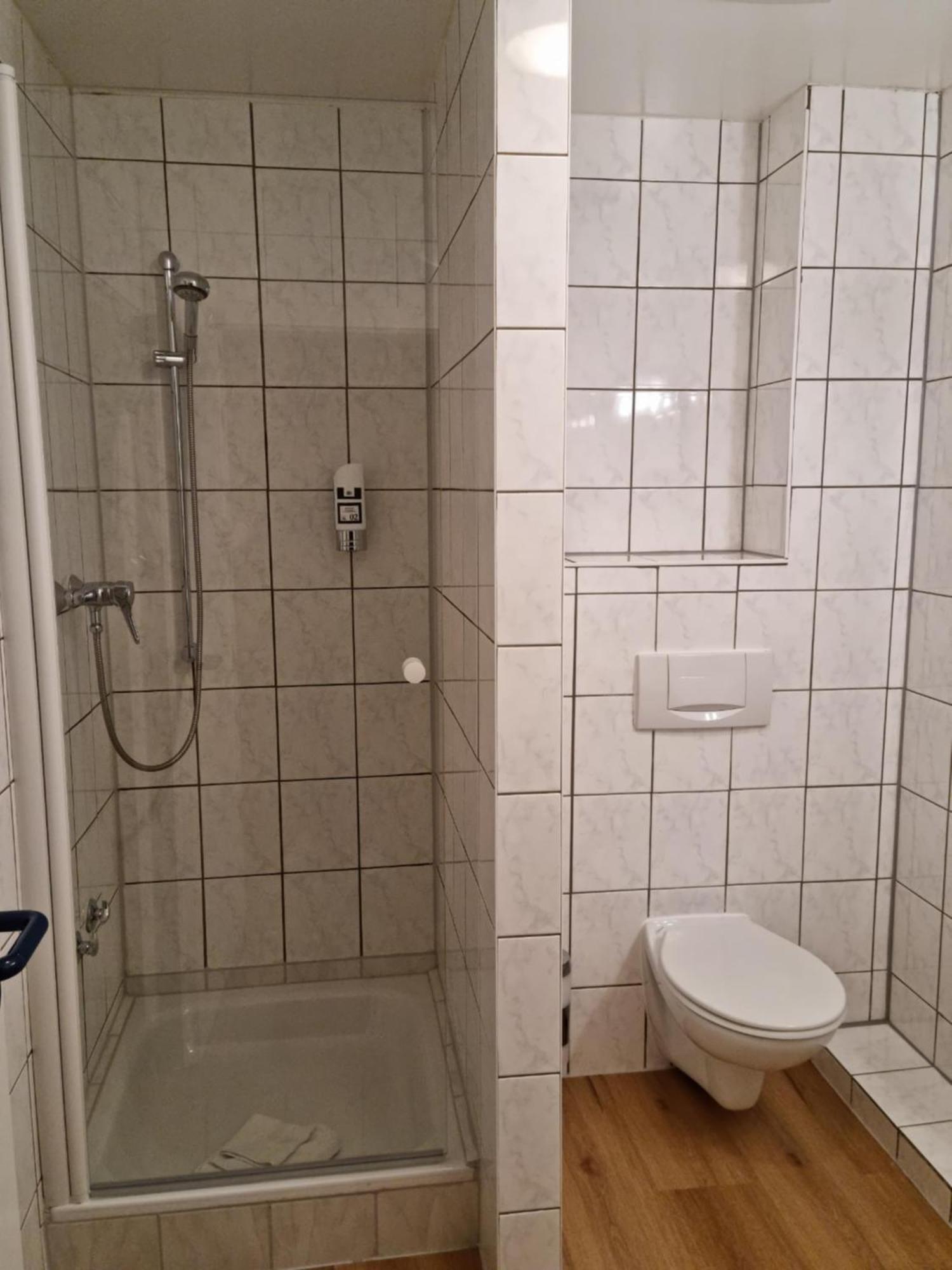 Erbenholz Hotel Laatzen Exteriör bild