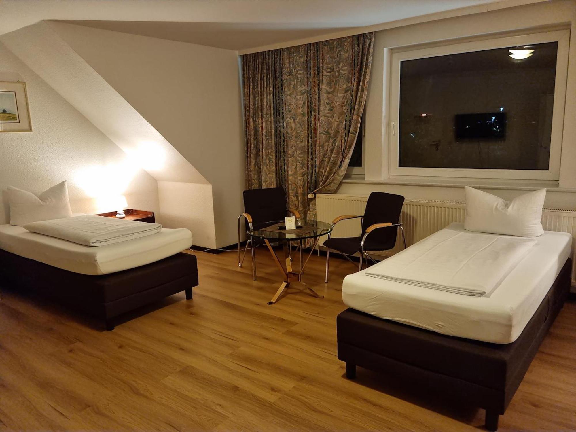 Erbenholz Hotel Laatzen Exteriör bild